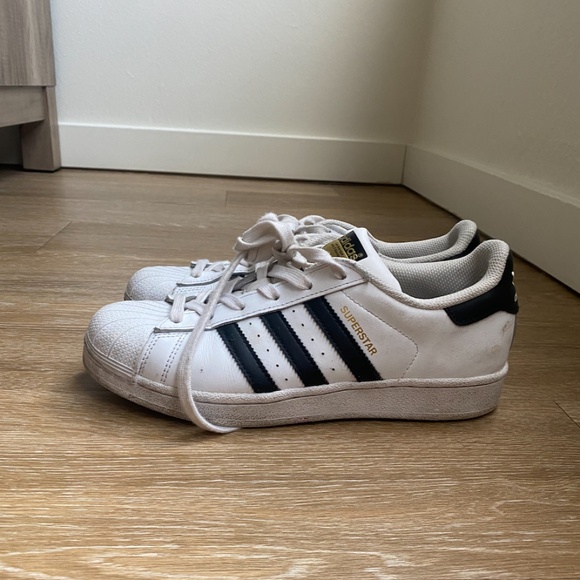 ADIDAS Superstar Sneaker (Women) 7.5 - Picture 3 of 5